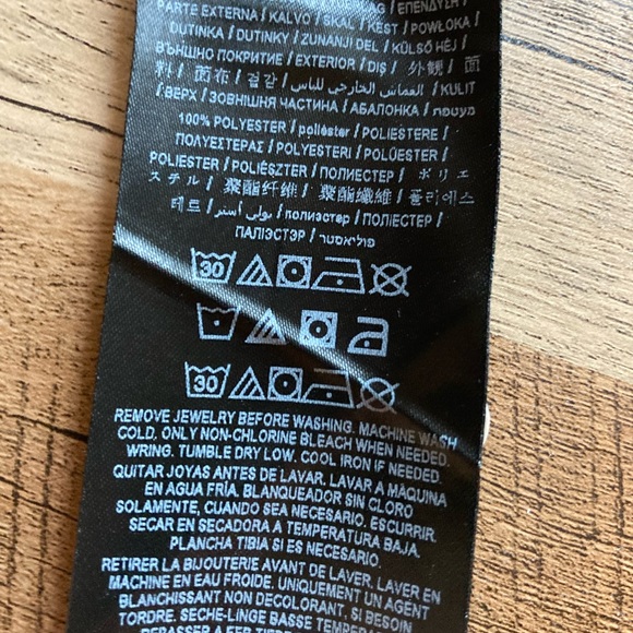 Guess sleeveless top. Gold chain front detail. Size M. - Picture 5 of 5